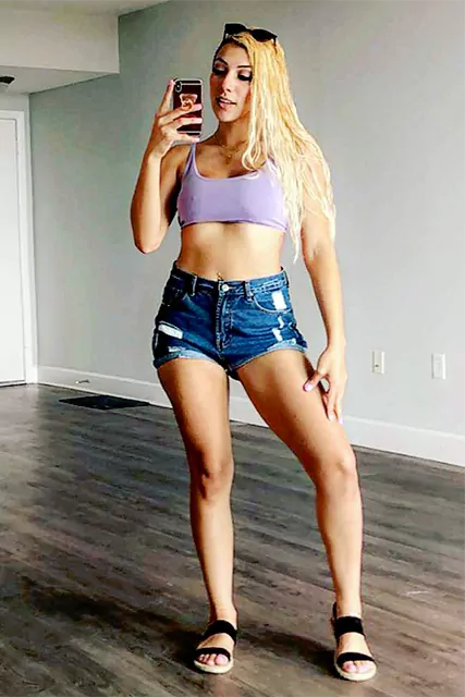 Valentina Jewels Toned Legs In Short Jeans